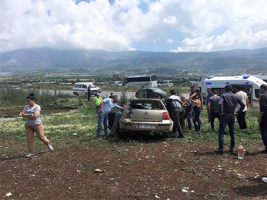 Takla atan otomobil tarlaya yuvarlandı: 2 yaralı