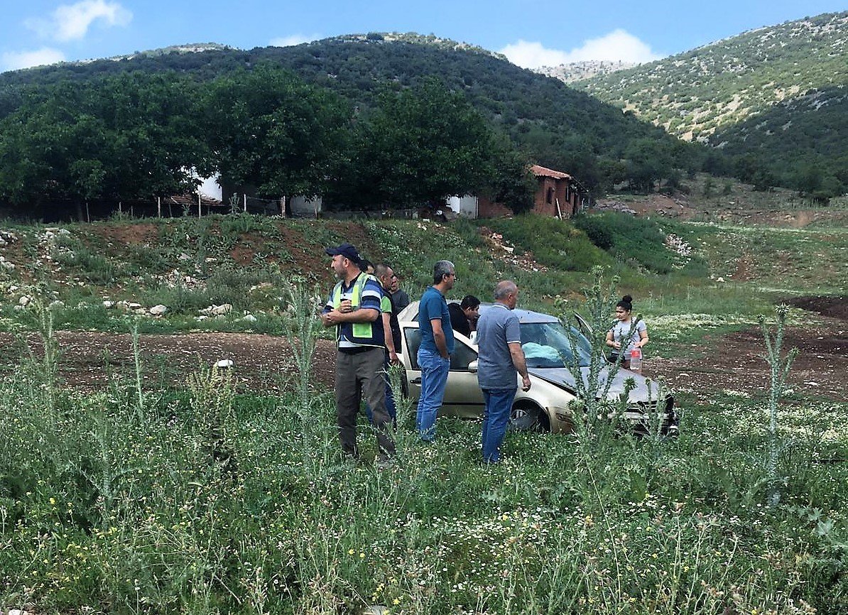 Takla atan otomobil tarlaya yuvarlandı: 2 yaralı