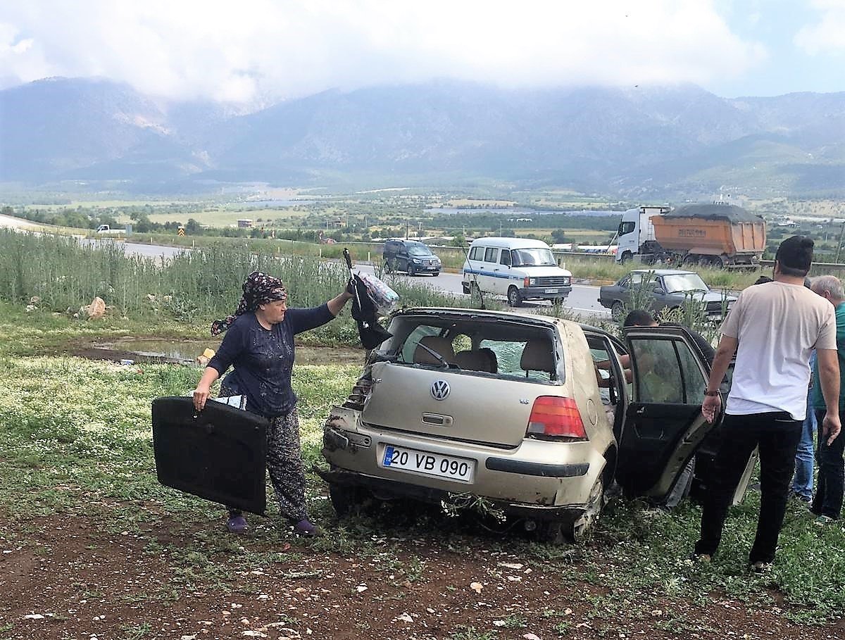 Takla atan otomobil tarlaya yuvarlandı: 2 yaralı