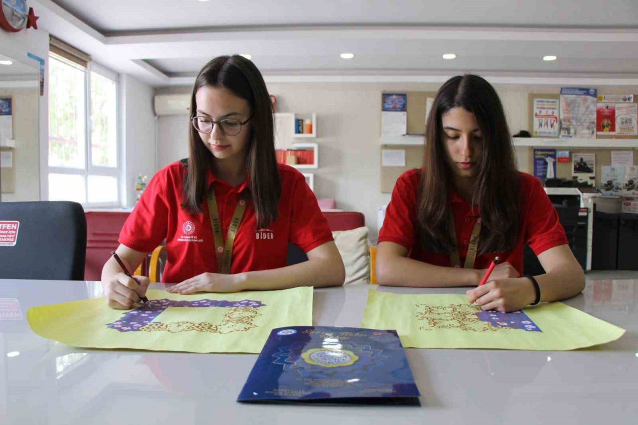 Amasyalı Almina ve Elif tezhip projesiyle Türkiye birincisi oldu