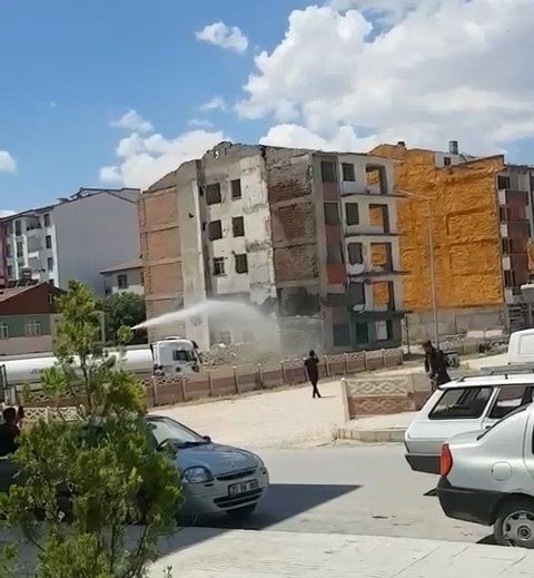 Elazığ’da 5 katlı bina korna sesi ile yıkıldı