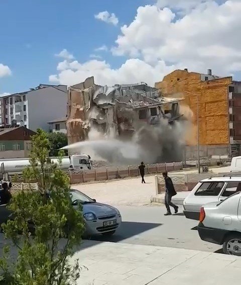 Elazığ’da 5 katlı bina korna sesi ile yıkıldı
