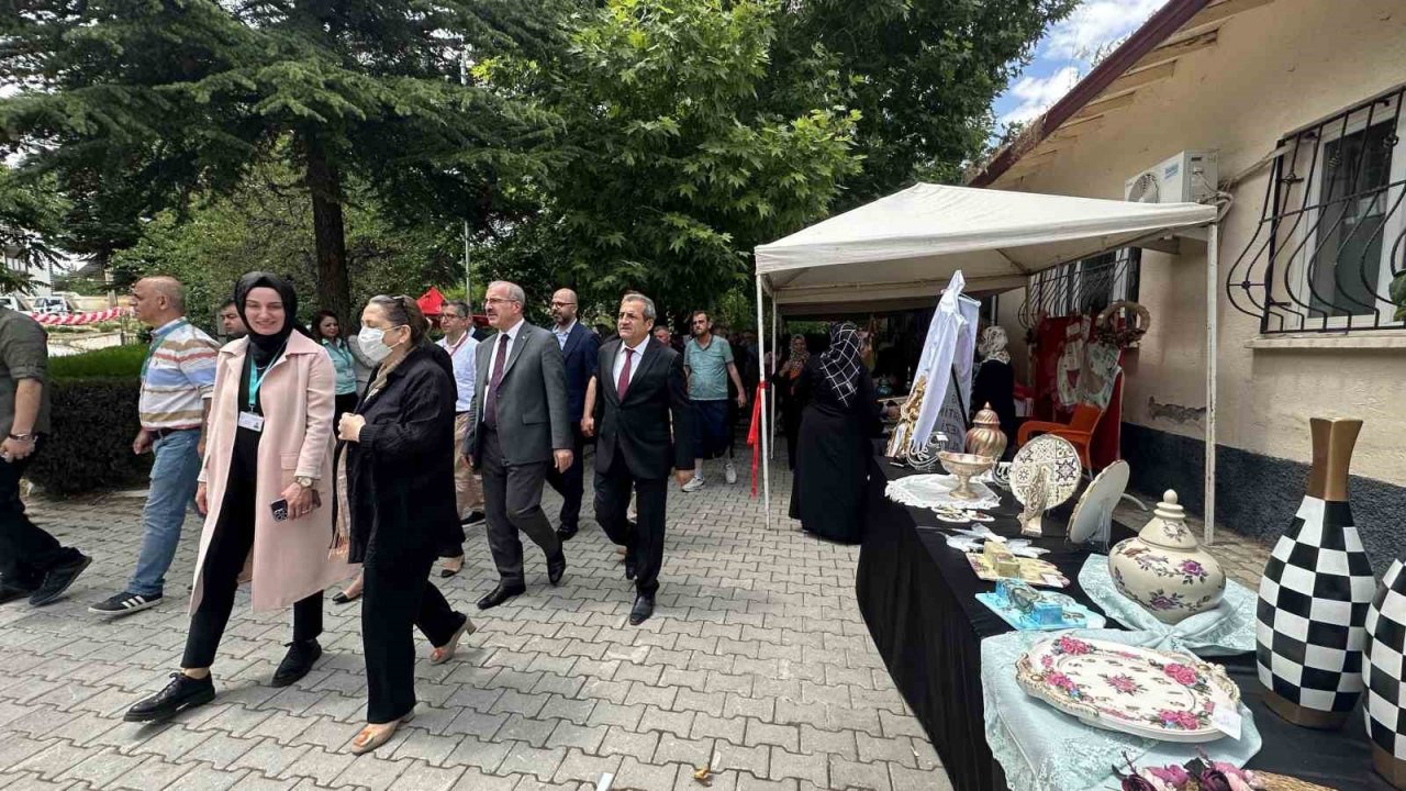 Toplum Ruh Sağlığı Merkezi’ndeki hastaların el emeği göz nuru eserleri sergilendi