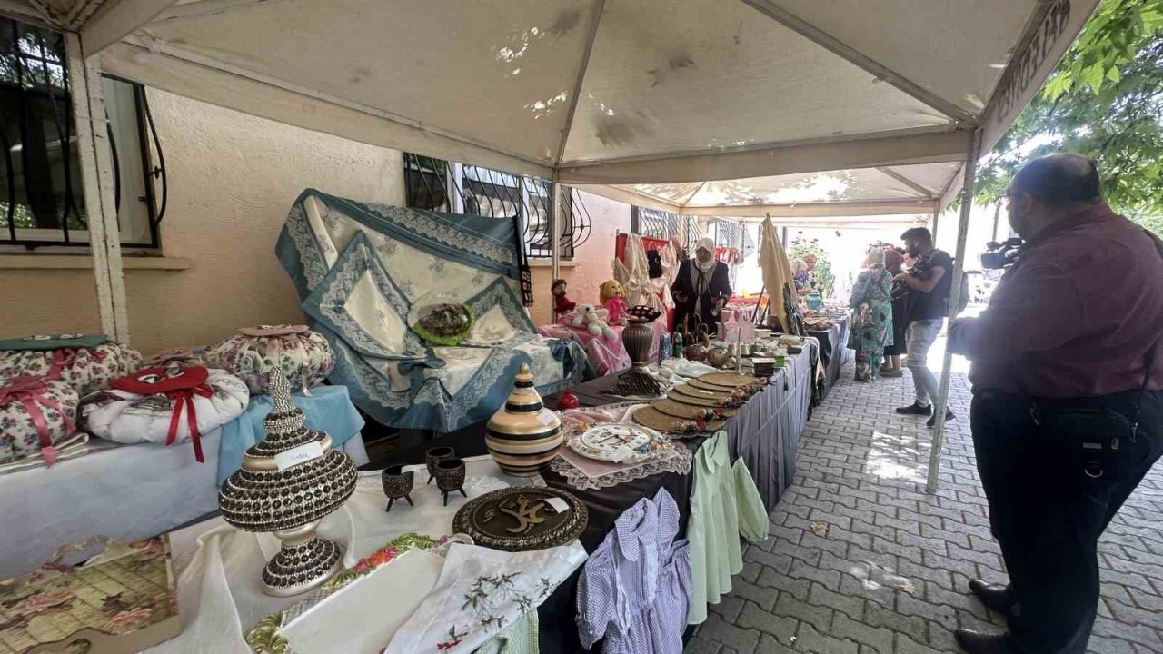 Toplum Ruh Sağlığı Merkezi’ndeki hastaların el emeği göz nuru eserleri sergilendi