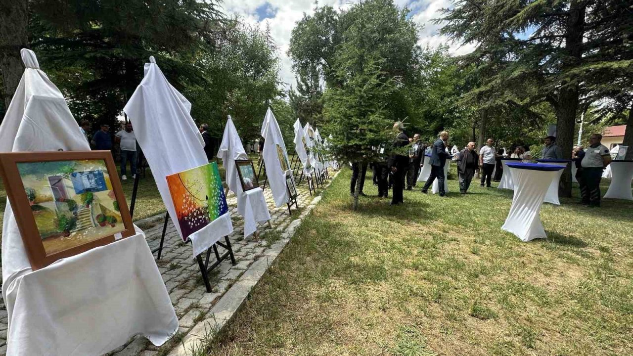 Toplum Ruh Sağlığı Merkezi’ndeki hastaların el emeği göz nuru eserleri sergilendi