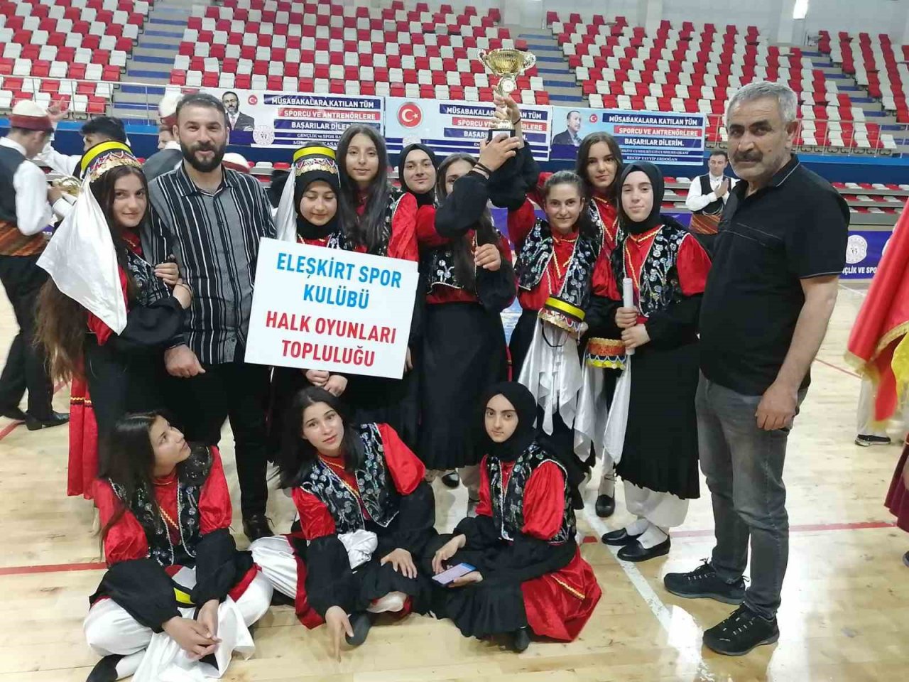 Eleşkirt Gençlik Spor Halk Oyunları Ekibi Ağrı Şampiyonu oldu