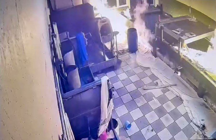 Fabrikada atölyenin tutuştuğu anlar kameraya yansıdı