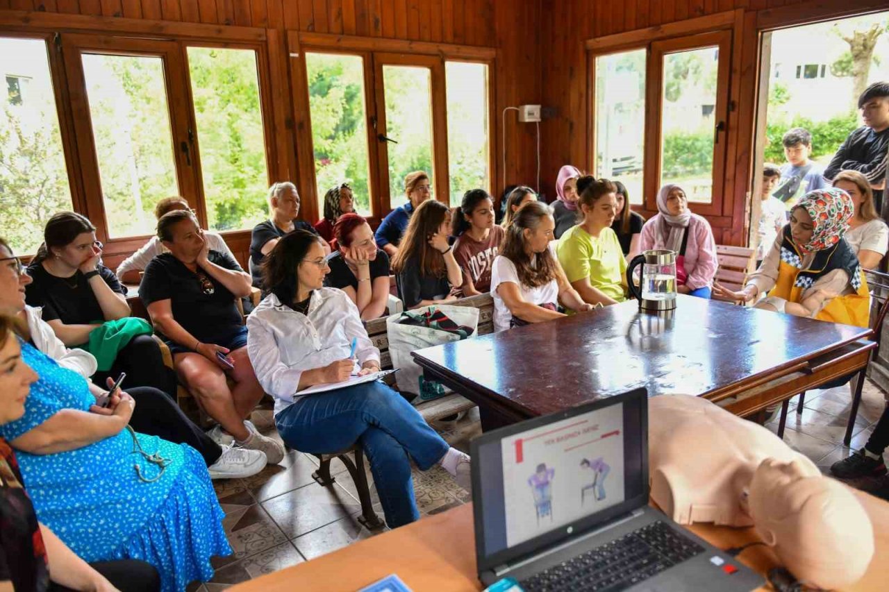 Esenyurtlular ilk yardım eğitimleriyle bilgilendiriliyor