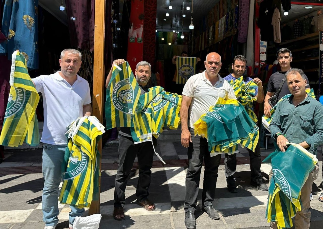 Esnafa Şanlıurfaspor bayrağı dağıtıldı