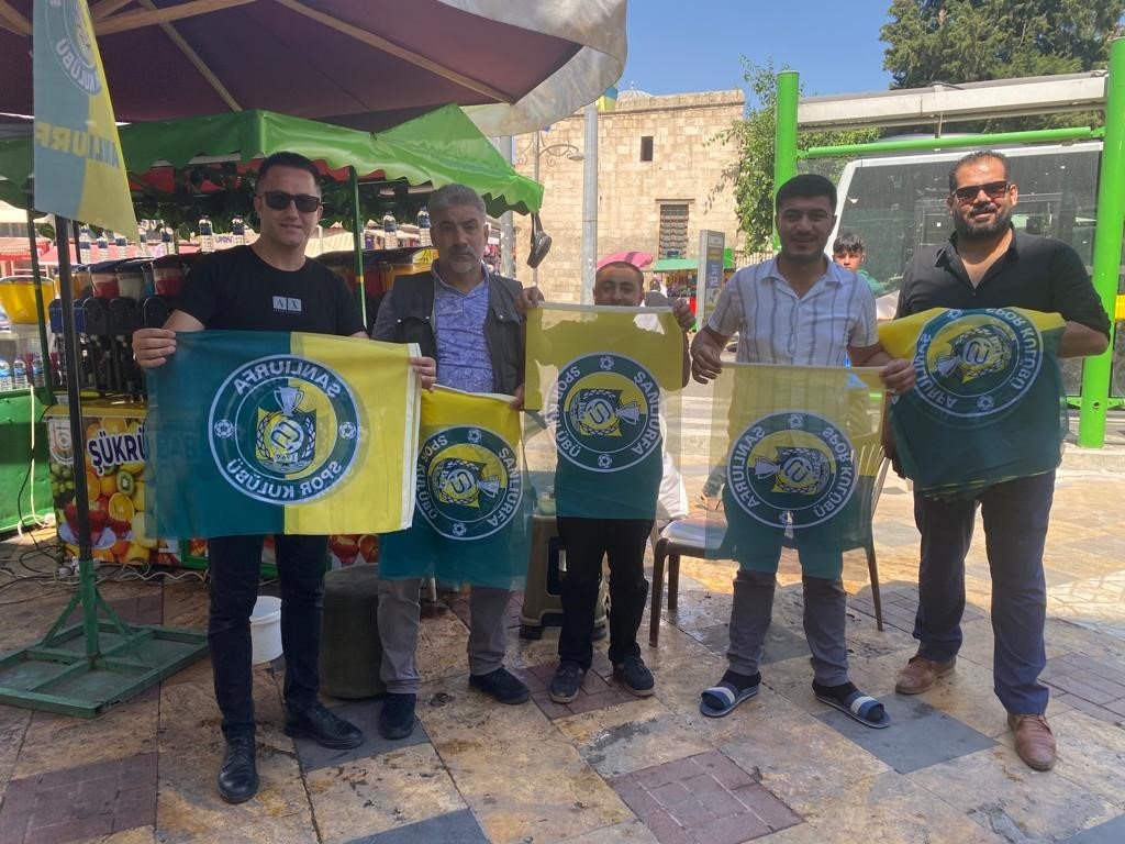 Esnafa Şanlıurfaspor bayrağı dağıtıldı