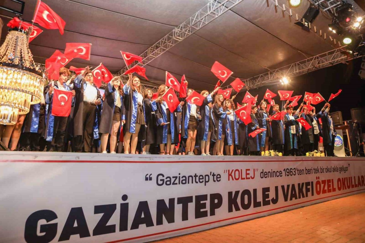 Gaziantep Kolej Vakfı Özel Ortaokulu’nda mezuniyet heyecanı