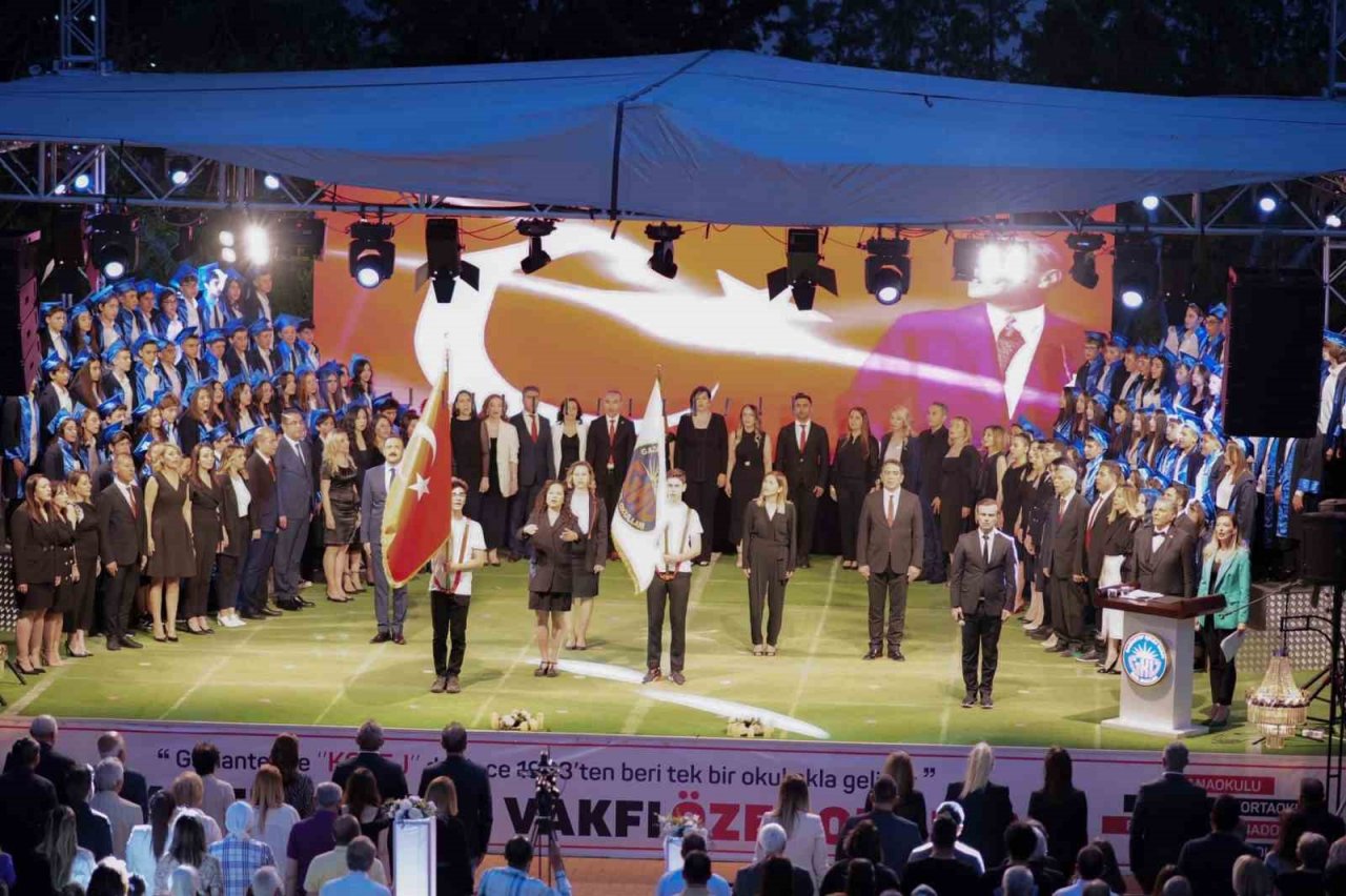 Gaziantep Kolej Vakfı Özel Ortaokulu’nda mezuniyet heyecanı