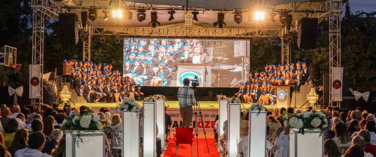 Gaziantep Kolej Vakfı Özel Ortaokulu’nda mezuniyet heyecanı