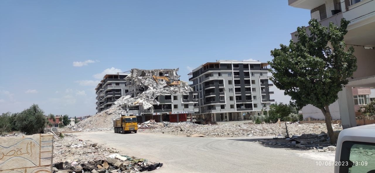 Ağır hasarlı binayı yıkan kepçe operatörü enkaz altında kaldı