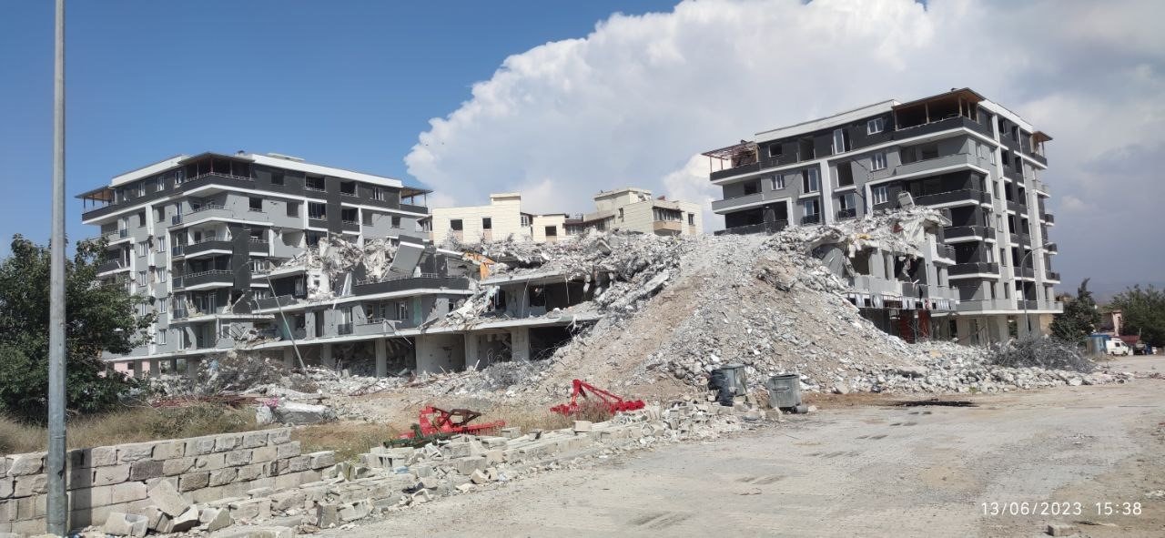 Ağır hasarlı binayı yıkan kepçe operatörü enkaz altında kaldı