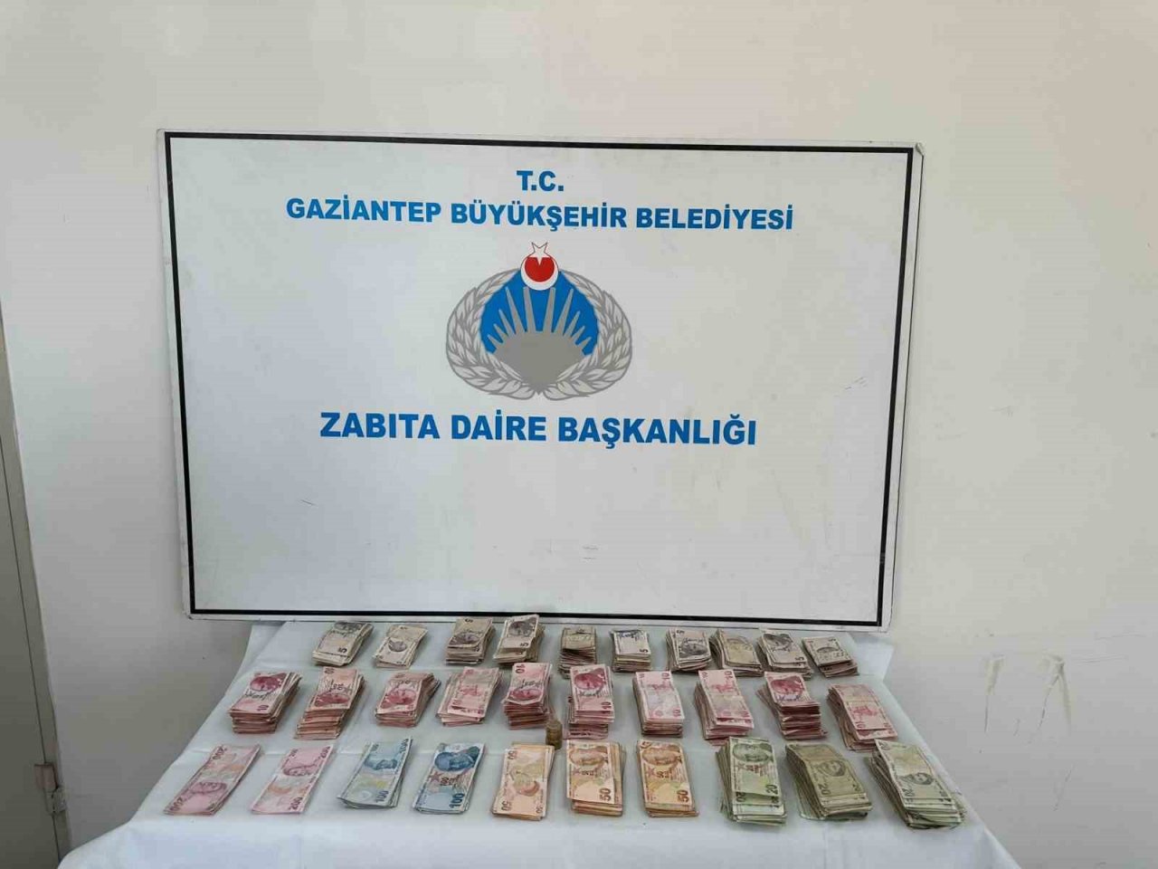 Dilencinin üzerinden 34 bin TL çıktı