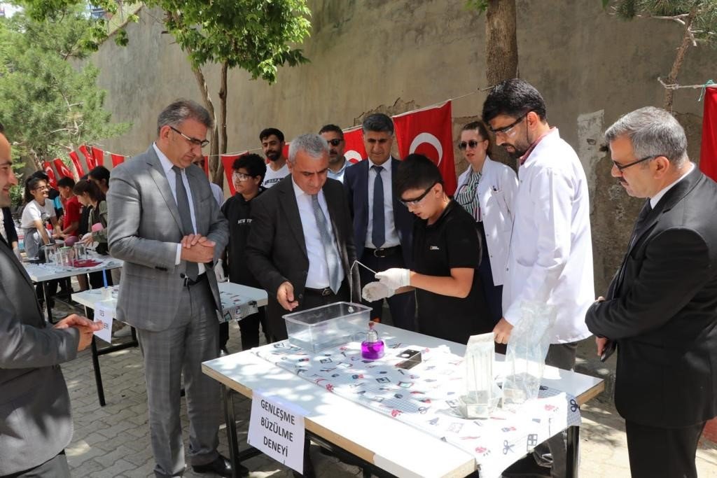 Şehit Selahattin Ortaokulundan bilim şenliği