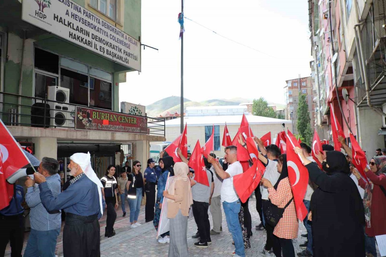 Hakkari’de annelerin evlat nöbeti devam ediyor