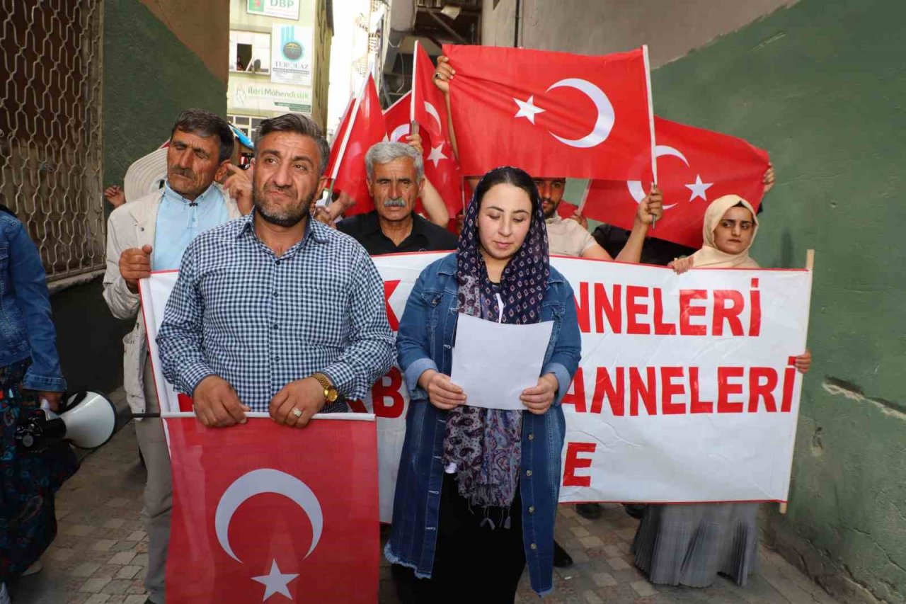 Hakkari’de annelerin evlat nöbeti devam ediyor