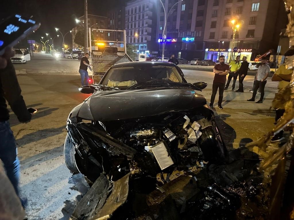 Yüksekova’da aracıyla elektrik direğine çarpan sürücü yaralandı