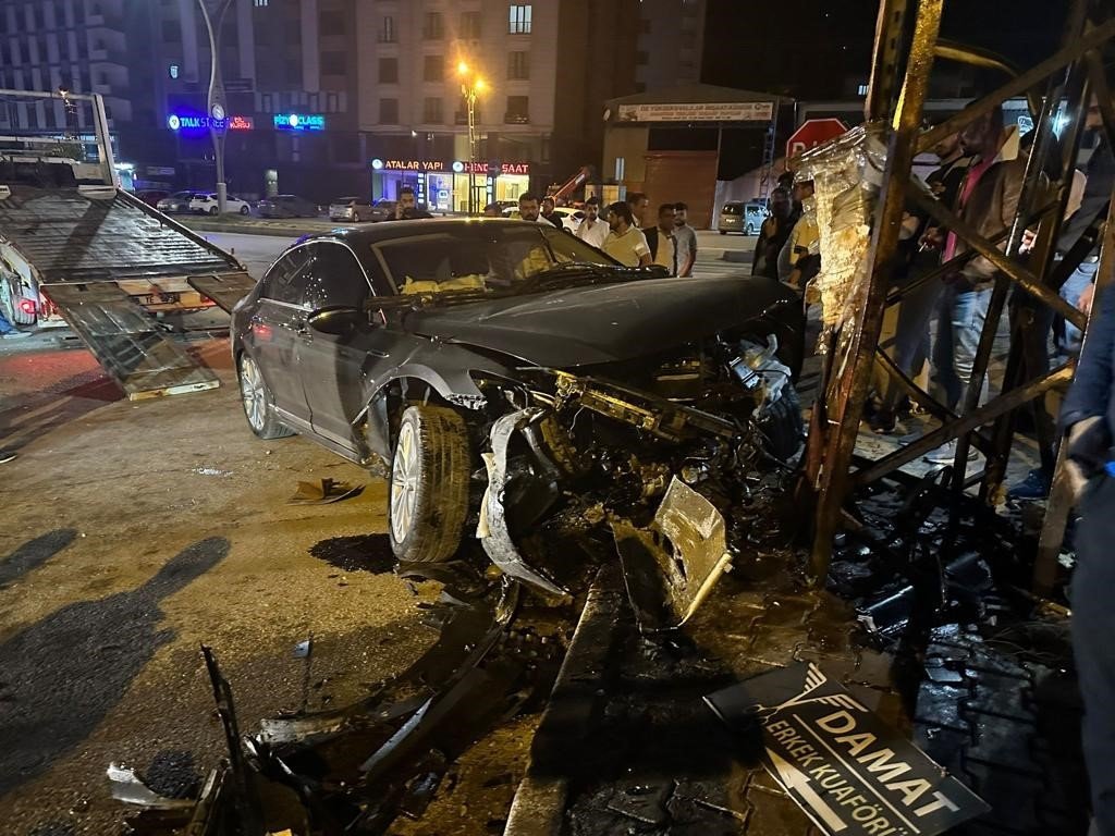 Yüksekova’da aracıyla elektrik direğine çarpan sürücü yaralandı