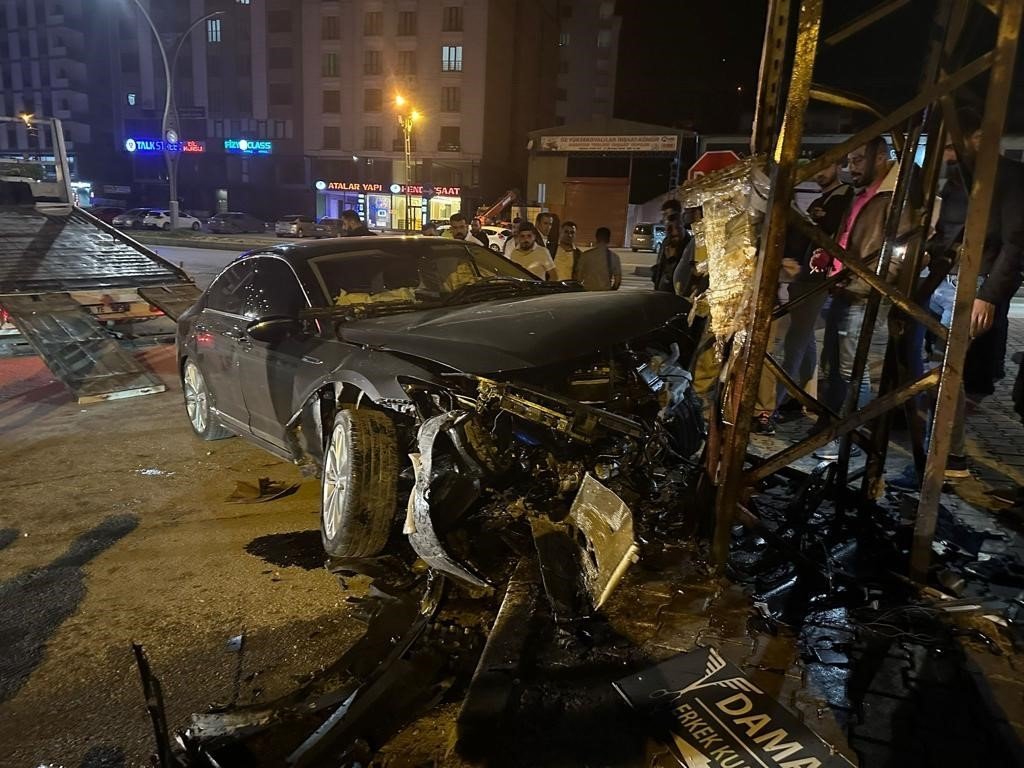 Yüksekova’da aracıyla elektrik direğine çarpan sürücü yaralandı