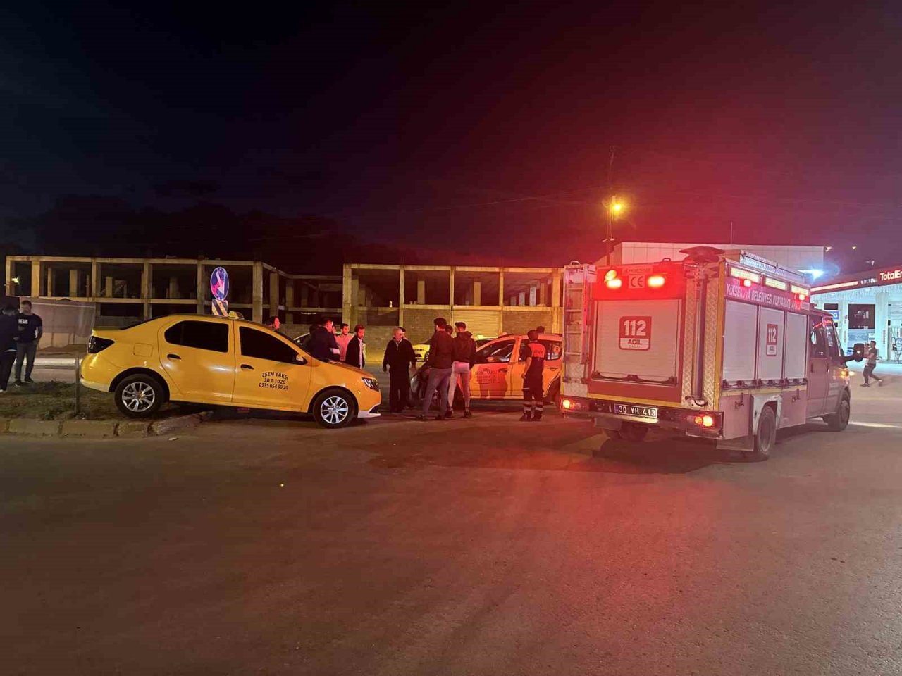 Taksiler çarpıştı, şans eseri yaralanan olmadı