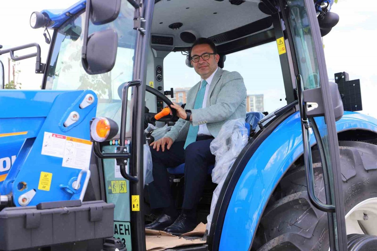 Hayırsever iş insanları SBTÜ’ye traktör bağışladı