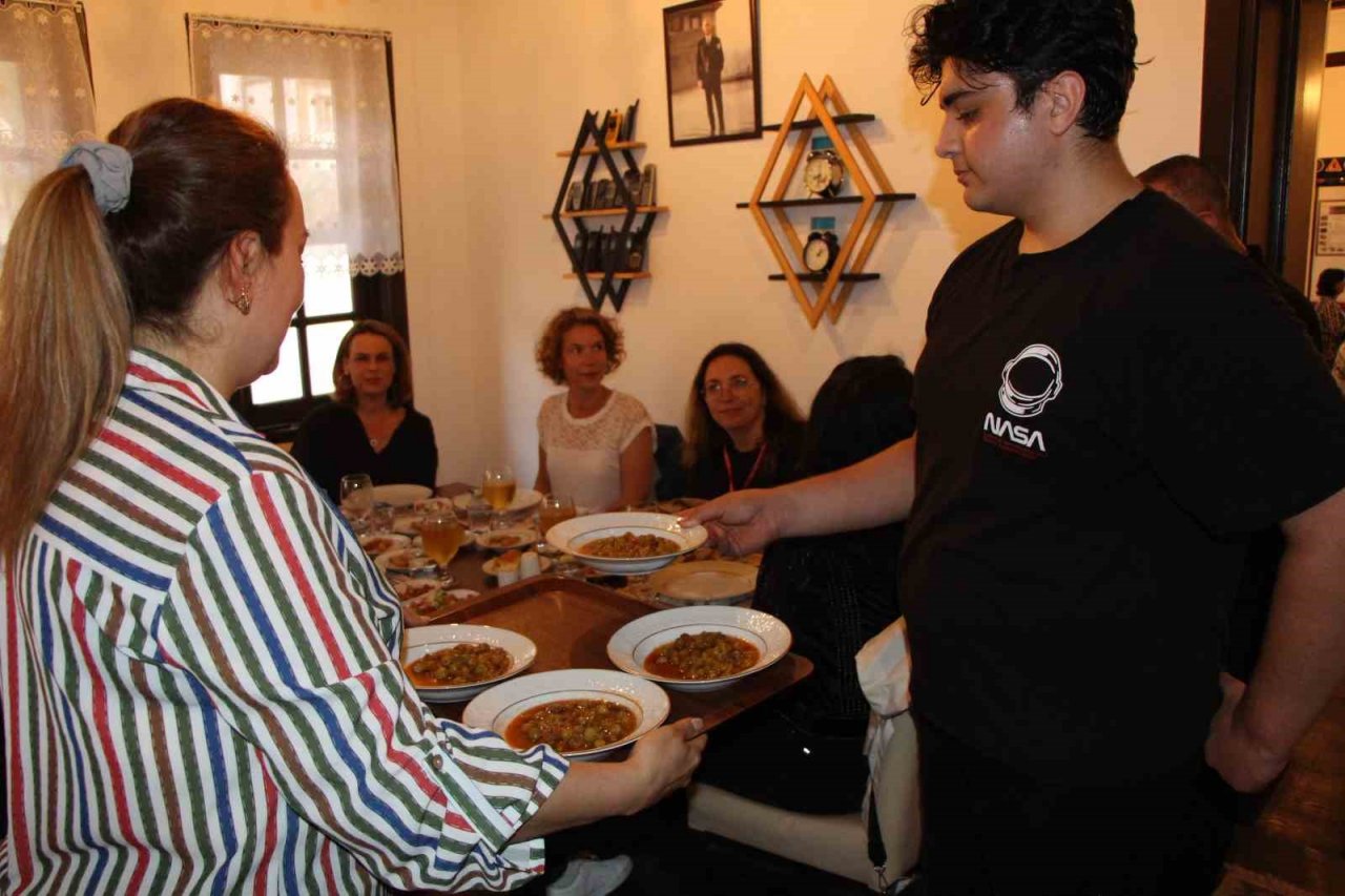 Avrupalı akademisyenler hamur açıp mantı yaptı