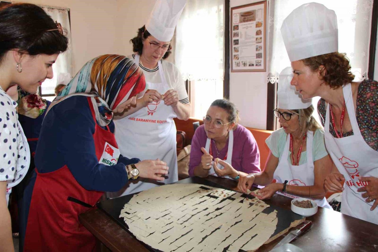 Avrupalı akademisyenler hamur açıp mantı yaptı