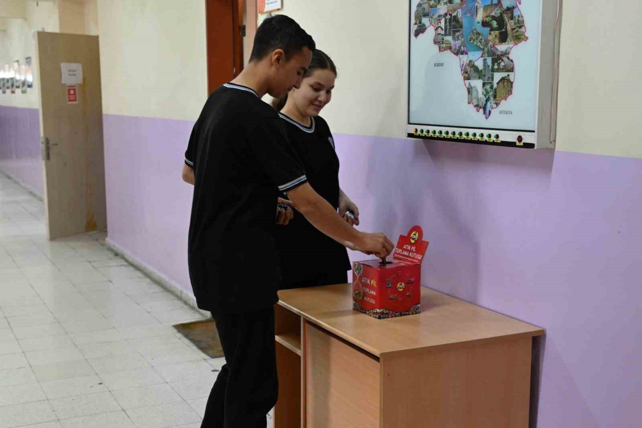 Çevreye duyarlı gençler 1.400 kilogram atık pil ile kampanyaya destek verdi