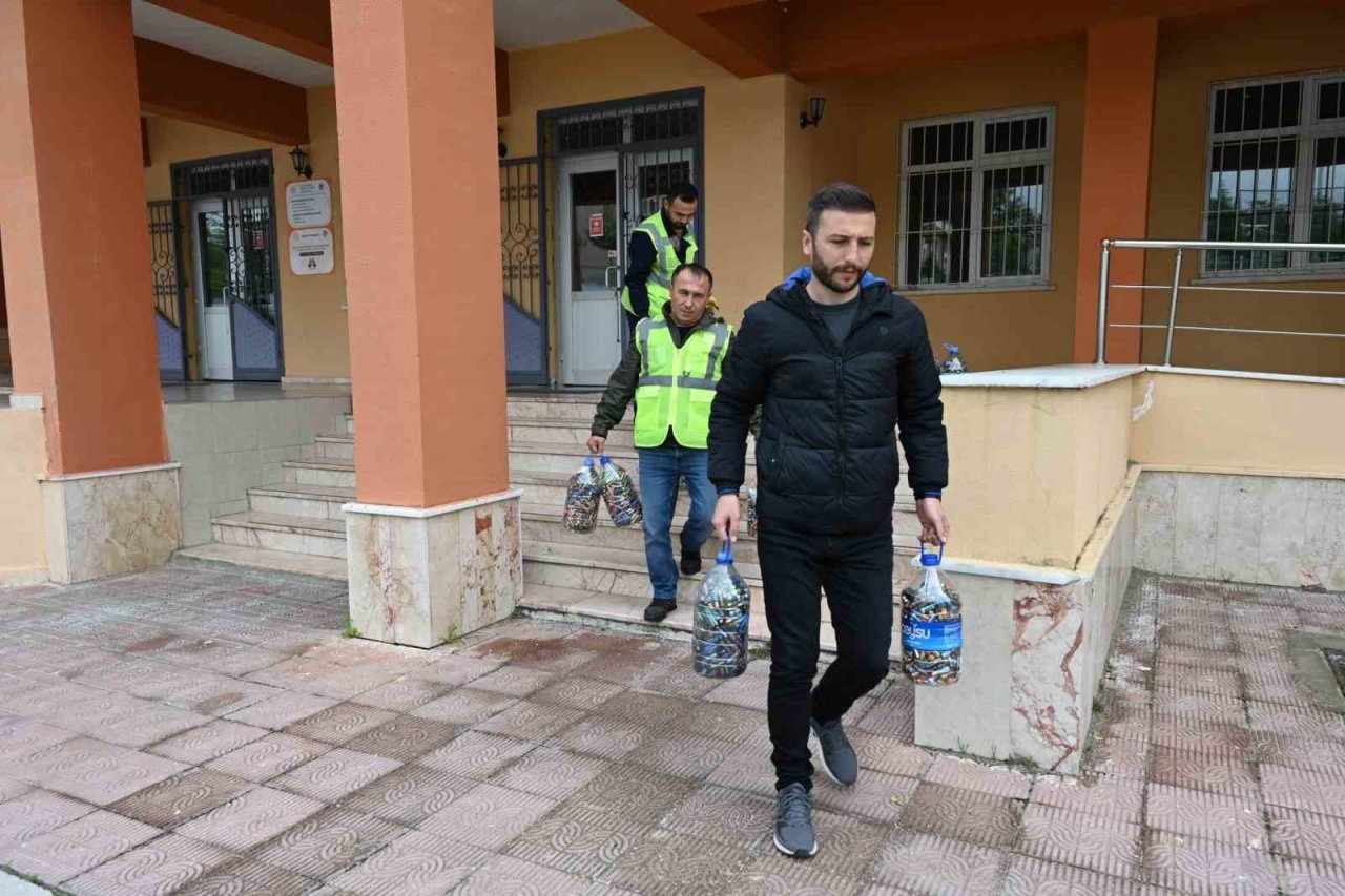 Çevreye duyarlı gençler 1.400 kilogram atık pil ile kampanyaya destek verdi