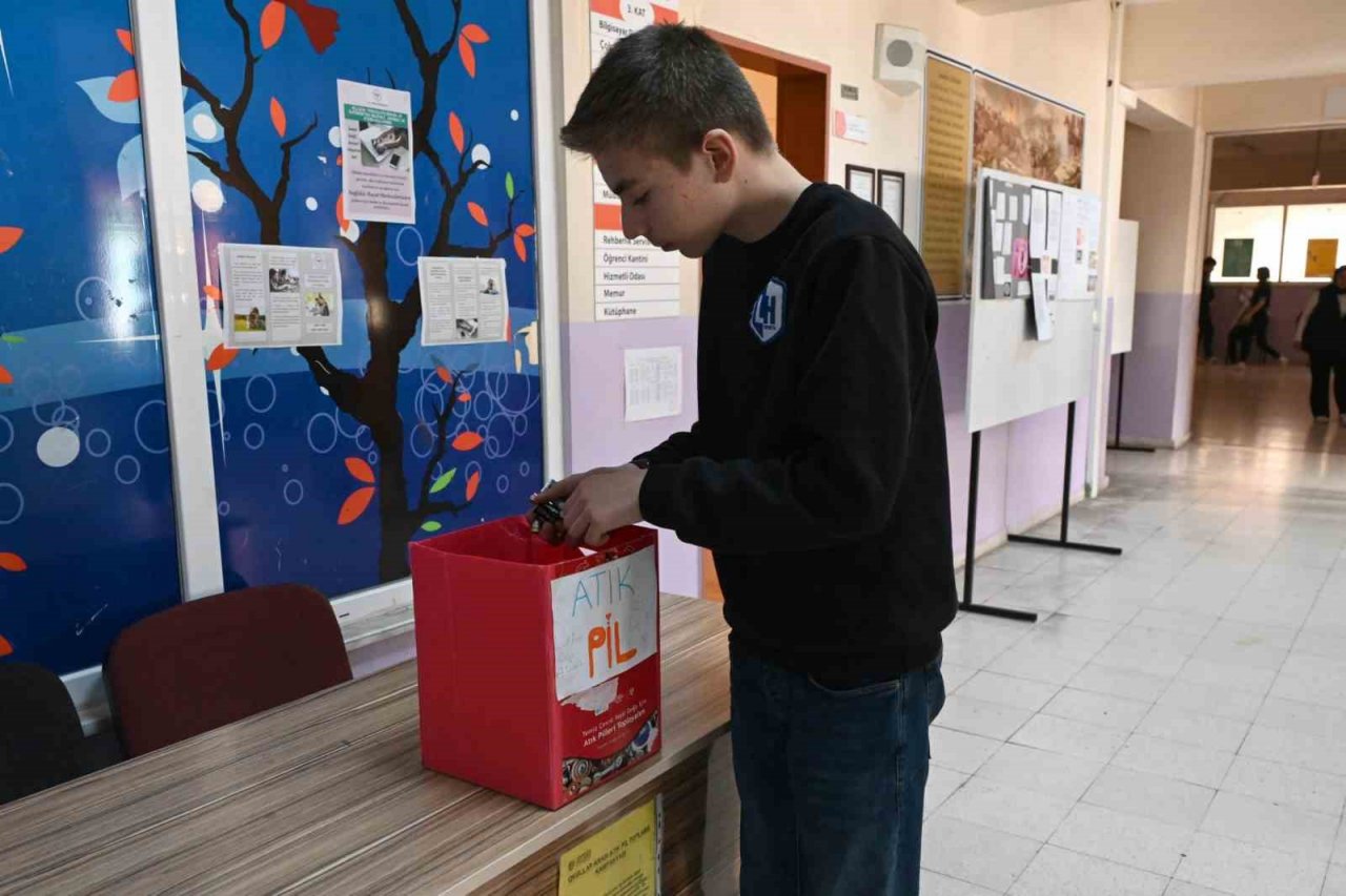 Çevreye duyarlı gençler 1.400 kilogram atık pil ile kampanyaya destek verdi