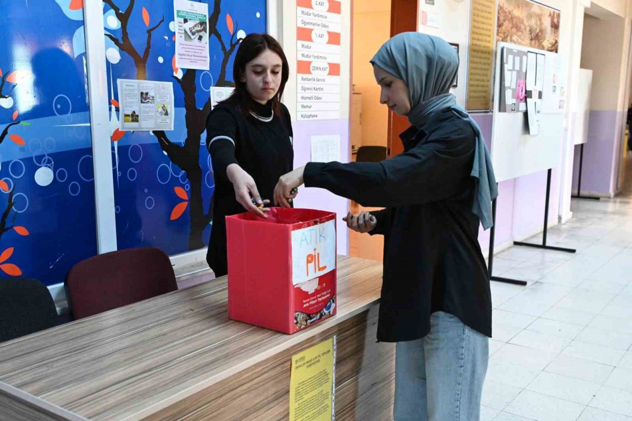 Çevreye duyarlı gençler 1.400 kilogram atık pil ile kampanyaya destek verdi