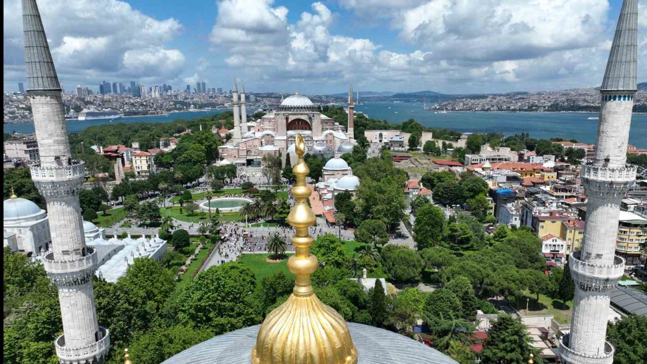 Ayasofya ve Sultanahmet Camii’lerinde karşılıklı ezan okuma geleneği