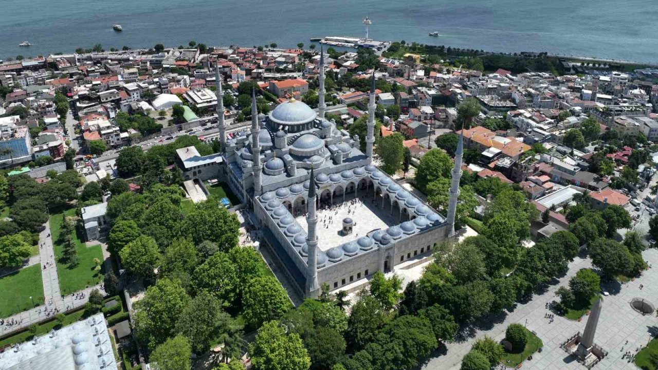 Ayasofya ve Sultanahmet Camii’lerinde karşılıklı ezan okuma geleneği