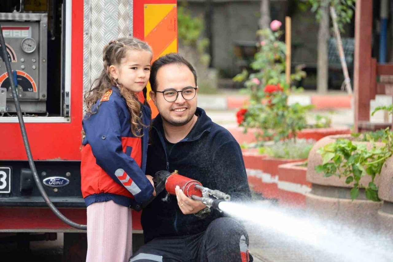 İtfaiyeci amcalarına yaptıkları resimleri hediye ettiler