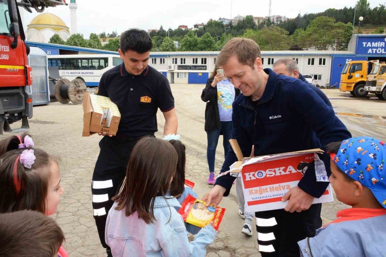 İtfaiyeci amcalarına yaptıkları resimleri hediye ettiler