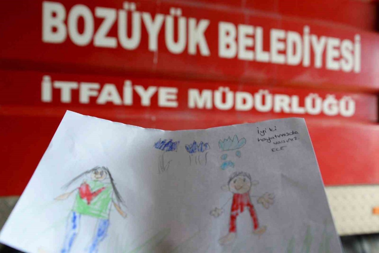 İtfaiyeci amcalarına yaptıkları resimleri hediye ettiler