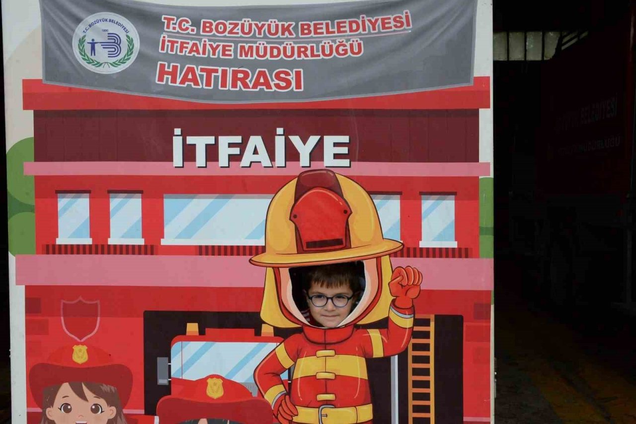 İtfaiyeci amcalarına yaptıkları resimleri hediye ettiler