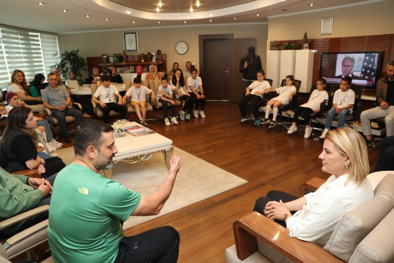 Başkan Hürriyet, İzmitlileri gururlandıran minik yüzücüleri ağırladı