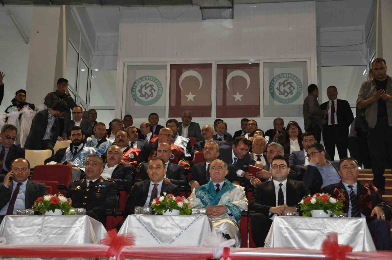 Kafkas Üniversitesi’nde mezuniyet coşkusu