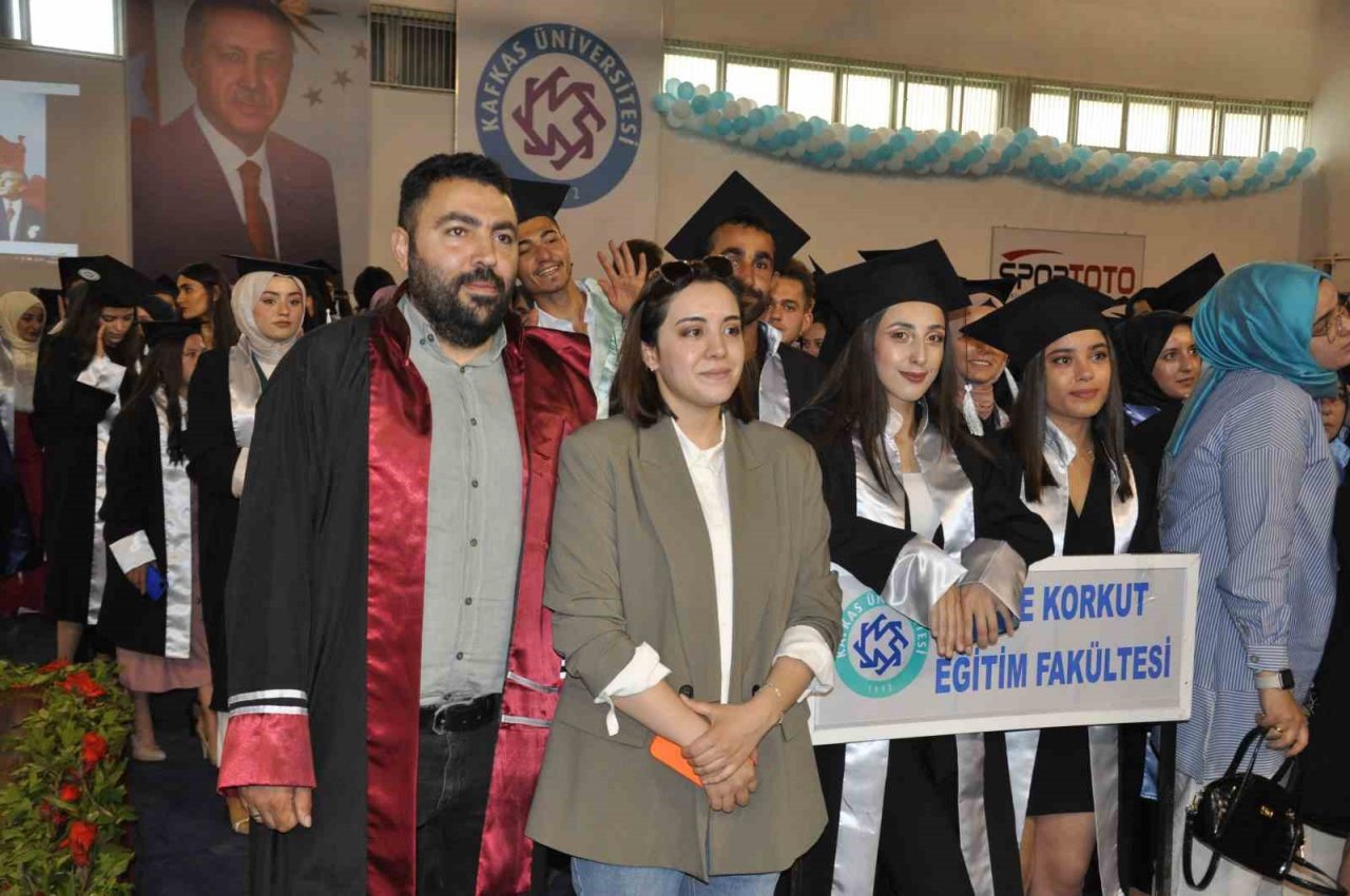 Kafkas Üniversitesi’nde mezuniyet coşkusu