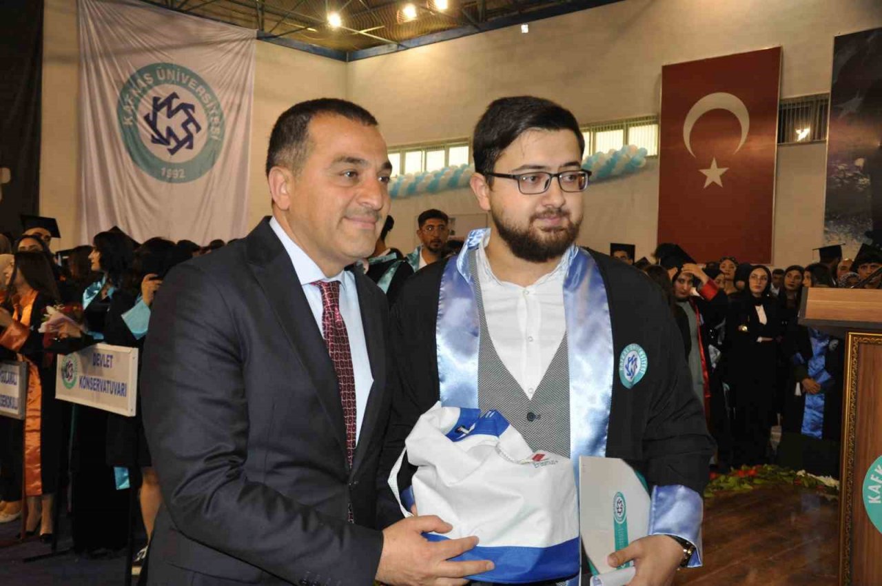 Kafkas Üniversitesi’nde mezuniyet coşkusu