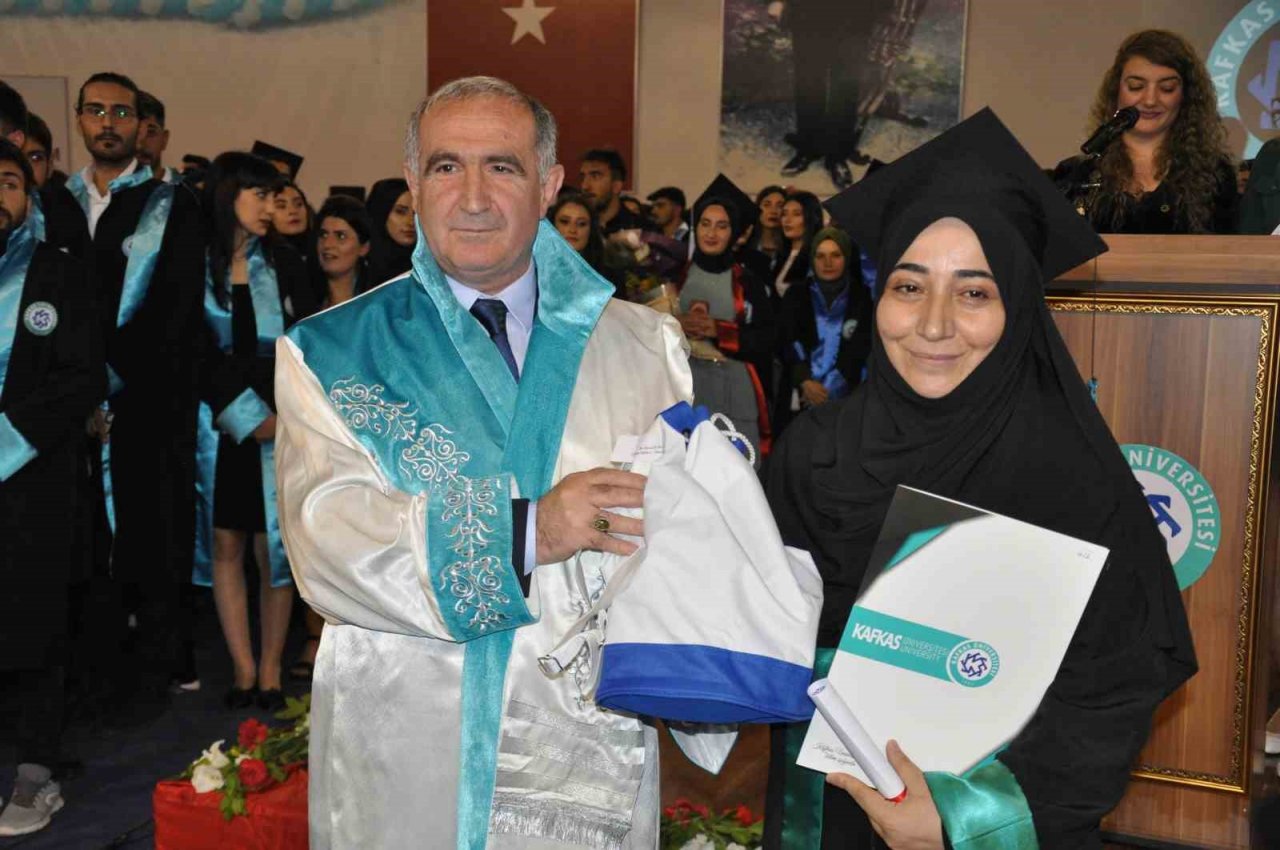 Kafkas Üniversitesi’nde mezuniyet coşkusu