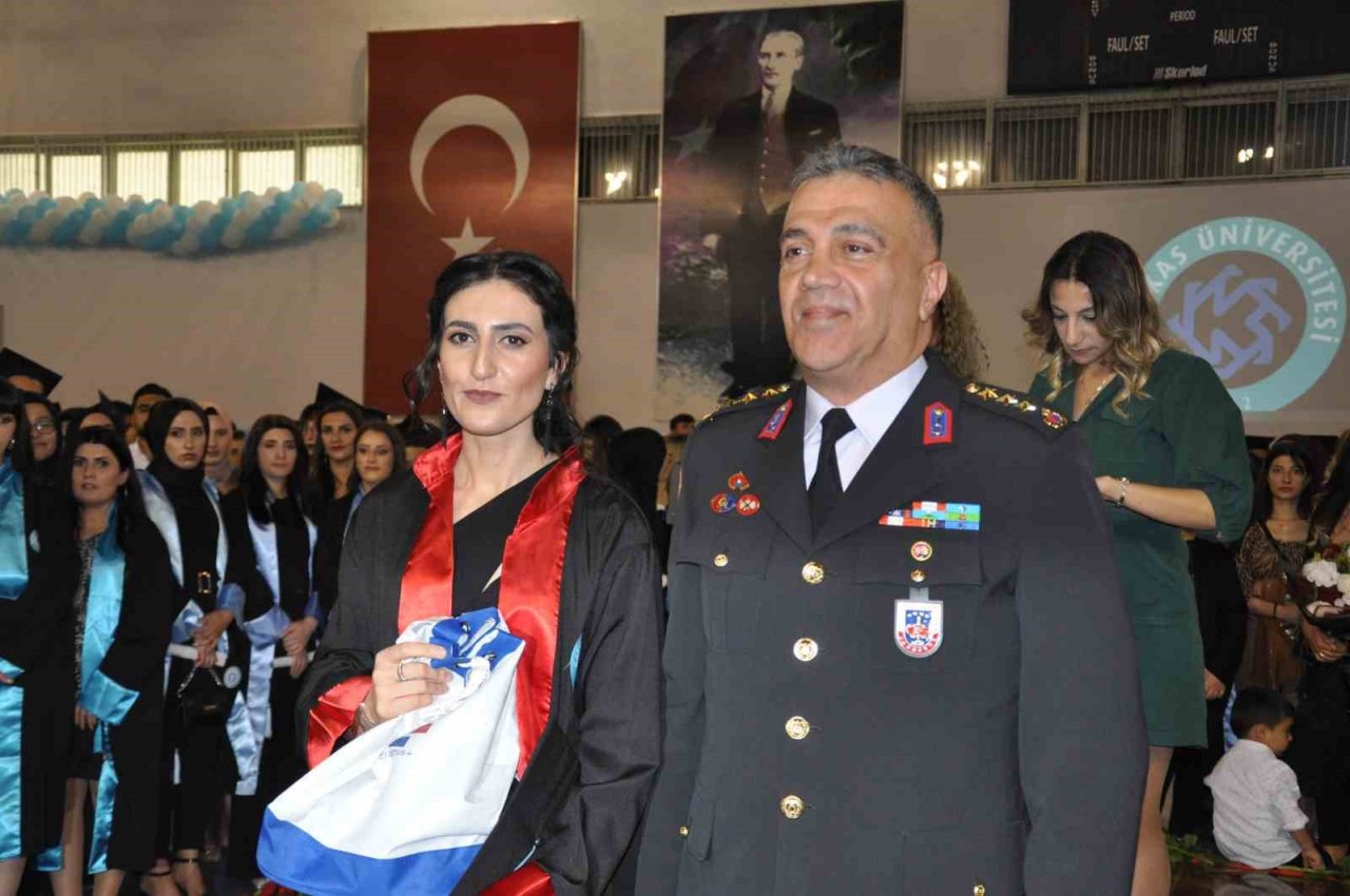 Kafkas Üniversitesi’nde mezuniyet coşkusu