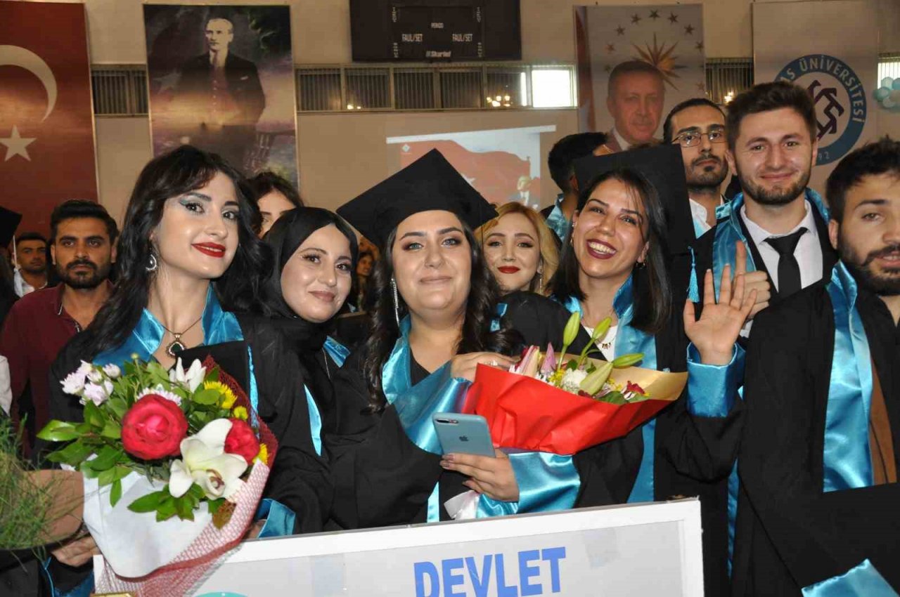 Kafkas Üniversitesi’nde mezuniyet coşkusu
