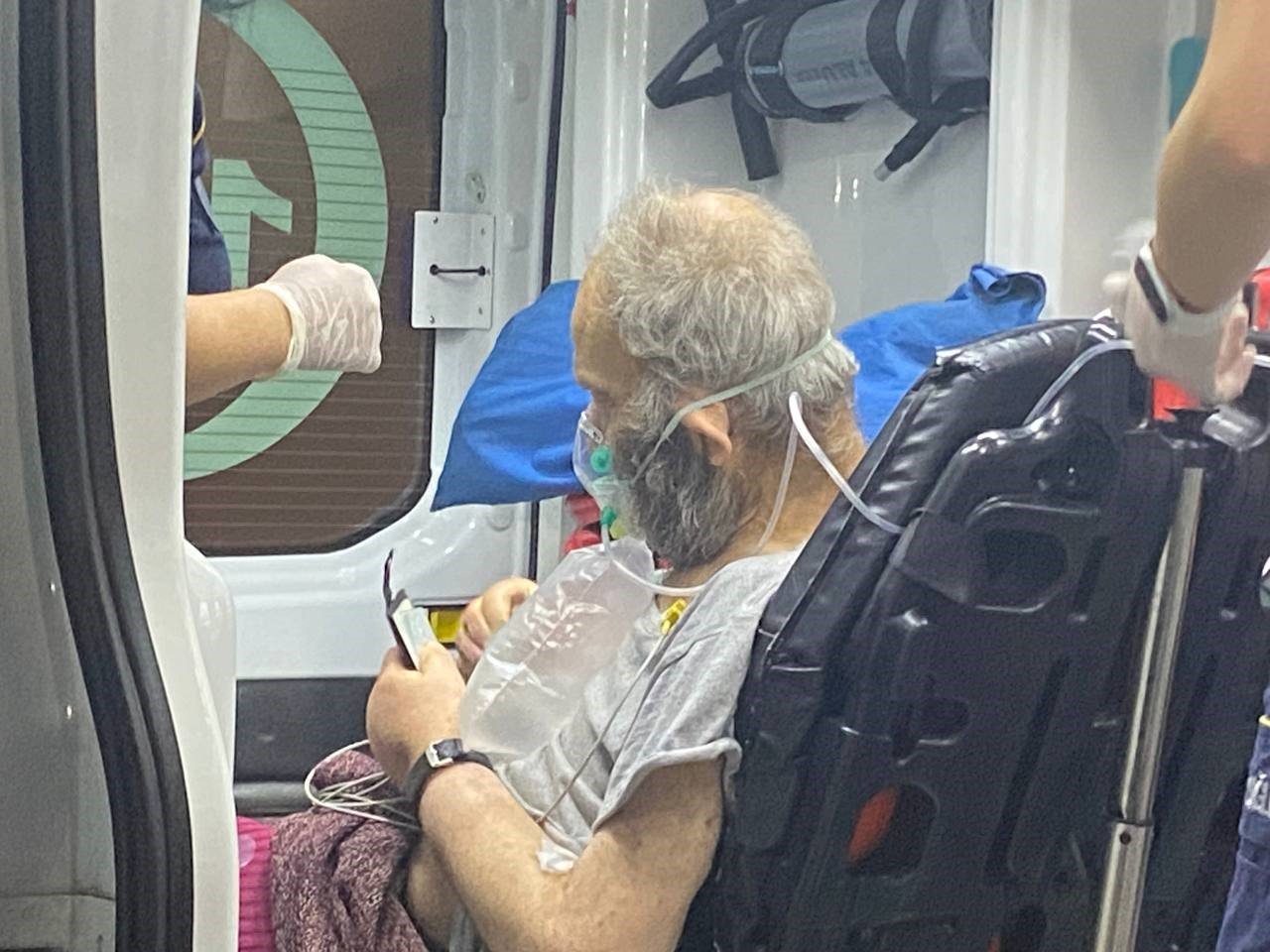 Yangında dumandan etkilenen yaşlı adam hastaneye kaldırıldı