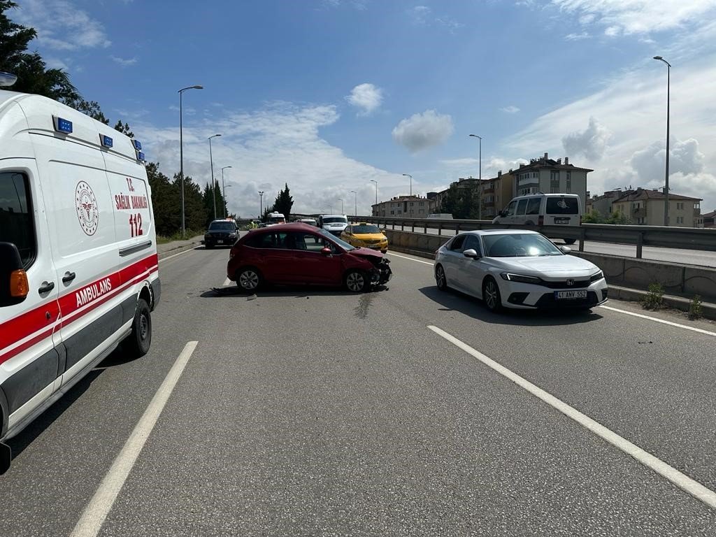 Otomobil önce kaldırıma sonra direğe çarptı: 2 yaralı