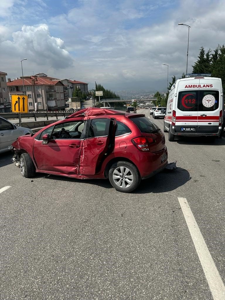 Otomobil önce kaldırıma sonra direğe çarptı: 2 yaralı